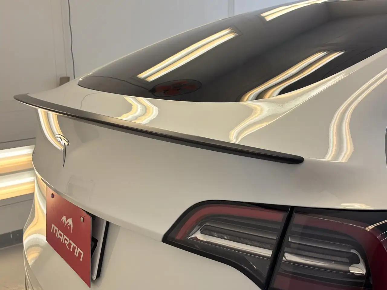 白いテスラ　リア