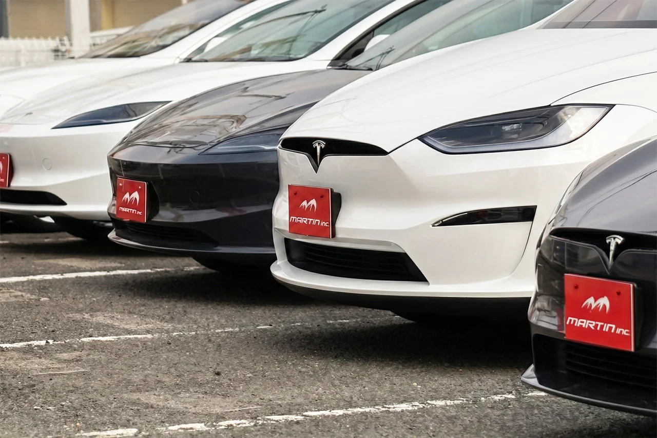 テスラ車が4台並んでいる