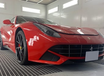 塗装ブース内　赤いフェラーリ