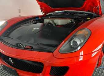 フェラーリのボンネット内