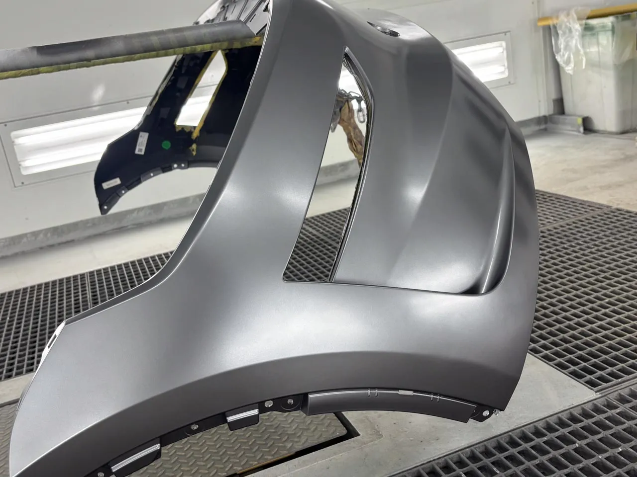 塗装中の自動車部品