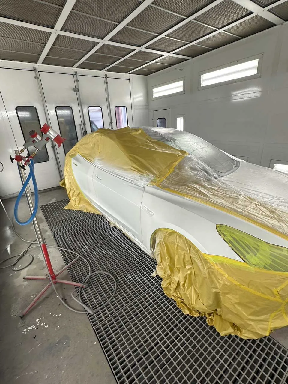 塗装ブース内の車