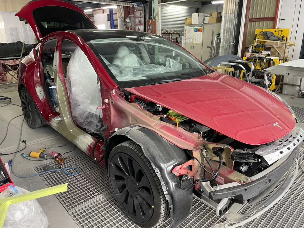 分解中のテスラ車