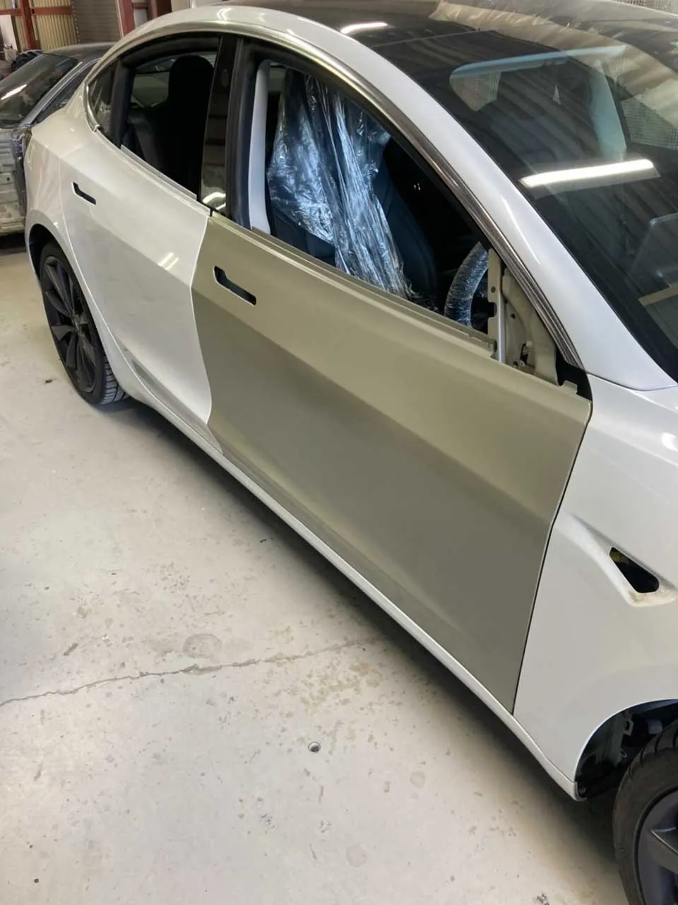 テスラ　ドア鈑金作業