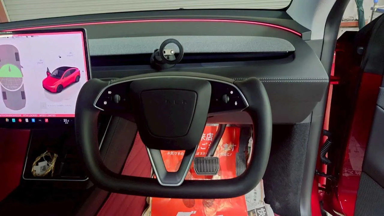 テスラ　社外ハンドル