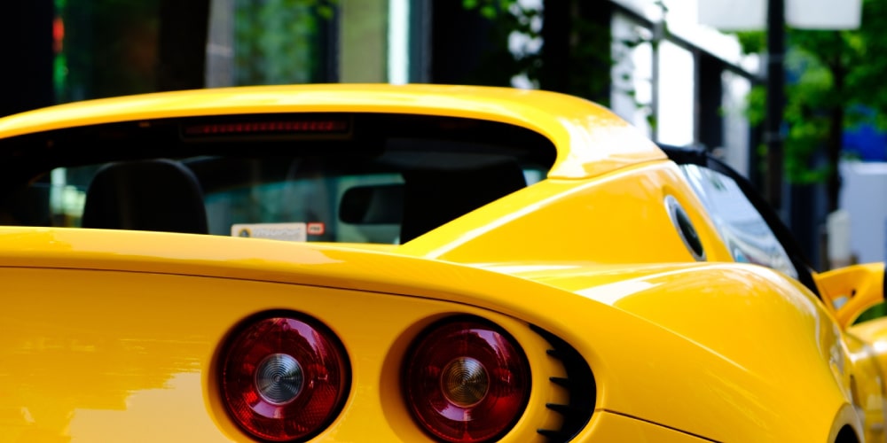 黄色いスポーツカーのリア